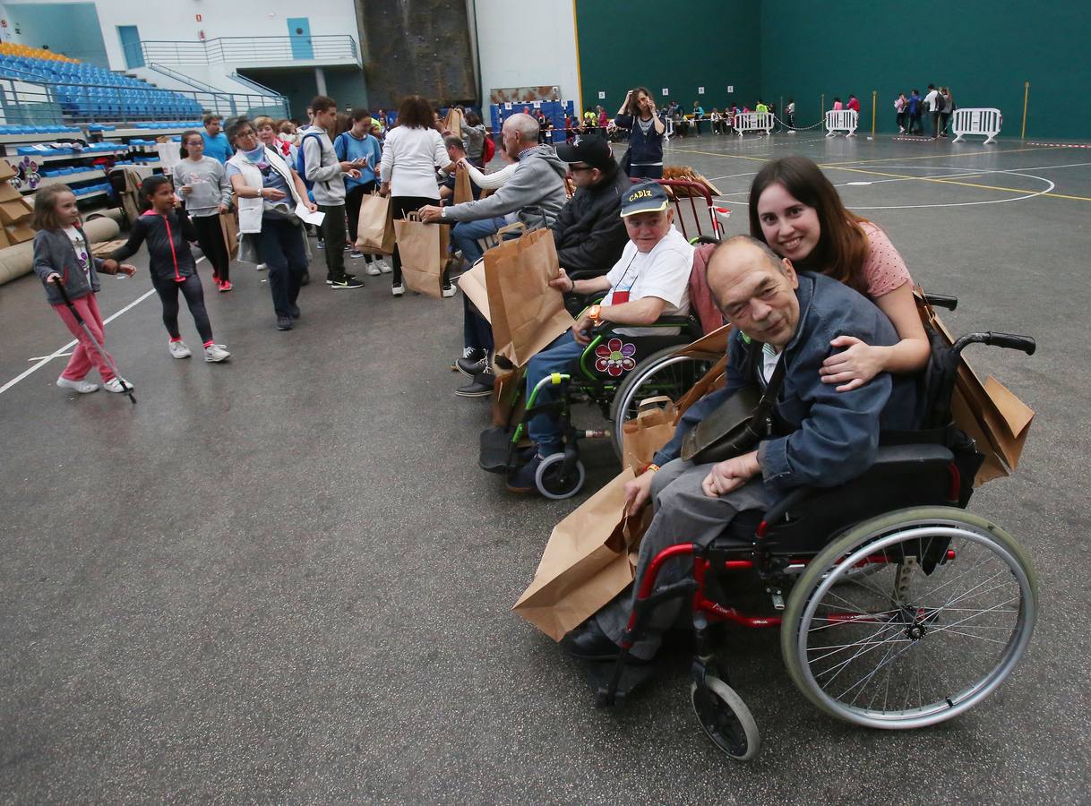 iel a su cita con la solidaridad, la tradicional marcha ASPACE ha echado a andar este domingo, 29 de octubre, desde el polideportivo municipal de Las Gaunas con la participación de alrededor de 3.000 personas que han querido apoyar esta iniciativa que pretende concienciar a la sociedad riojana sobre la realidad de las personas con parálisis cerebral.