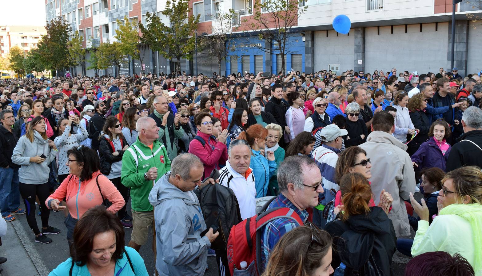 iel a su cita con la solidaridad, la tradicional marcha ASPACE ha echado a andar este domingo, 29 de octubre, desde el polideportivo municipal de Las Gaunas con la participación de alrededor de 3.000 personas que han querido apoyar esta iniciativa que pretende concienciar a la sociedad riojana sobre la realidad de las personas con parálisis cerebral.