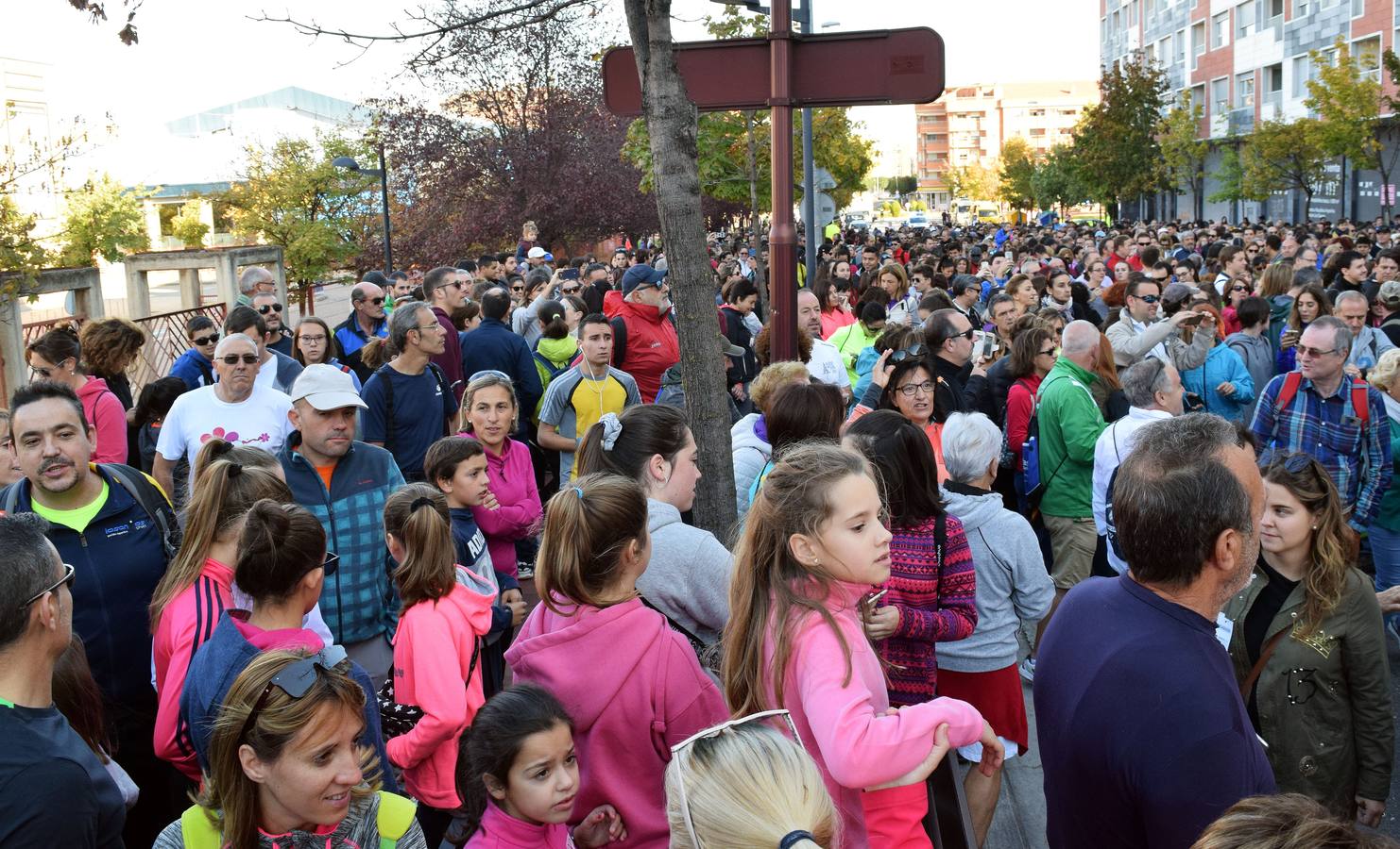 iel a su cita con la solidaridad, la tradicional marcha ASPACE ha echado a andar este domingo, 29 de octubre, desde el polideportivo municipal de Las Gaunas con la participación de alrededor de 3.000 personas que han querido apoyar esta iniciativa que pretende concienciar a la sociedad riojana sobre la realidad de las personas con parálisis cerebral.