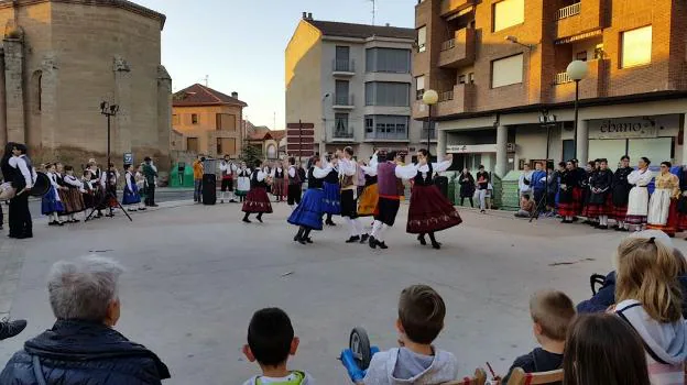 Actuación de Camino Real, en la plaza de Villamediana. :: p. h.