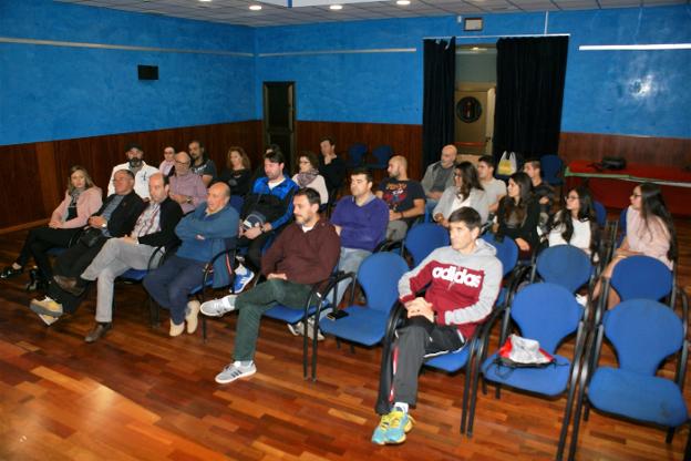 Socios de las Crónicas, reunidos en la sala anexa al cine Doga. :: F. D.