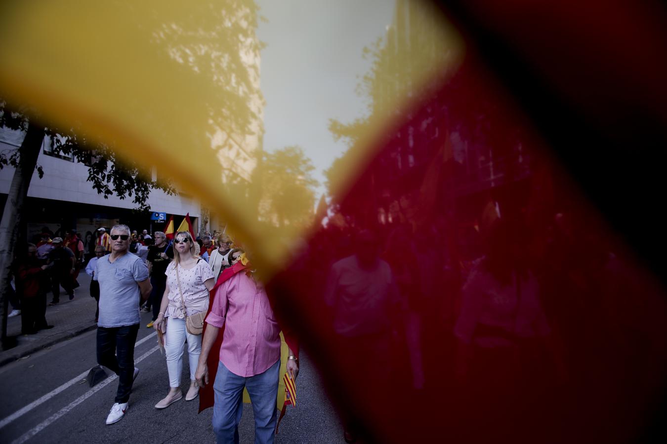 La marcha convocada por Societat Civil Catalana bajo el lema 'Tots som Catalunya. Per la convivència, seny!