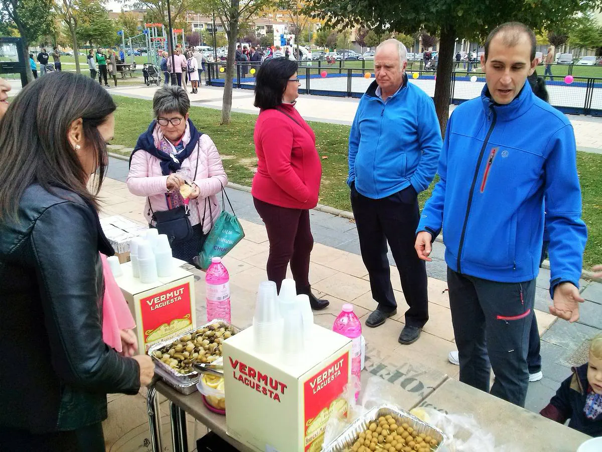 La pista de patinaje del Mazo acogió hinchables y actuaciones, además de un ‘pincho solidario’