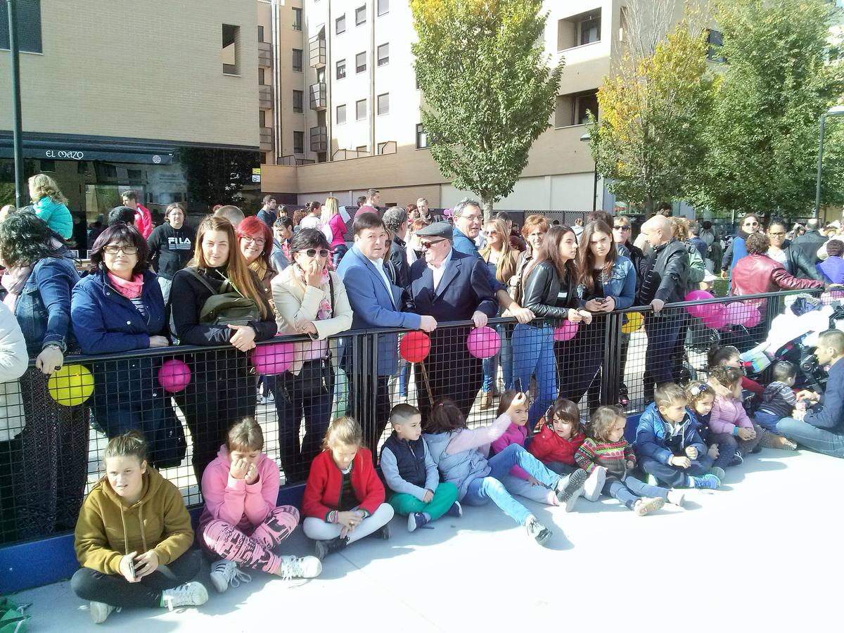 La pista de patinaje del Mazo acogió hinchables y actuaciones, además de un ‘pincho solidario’