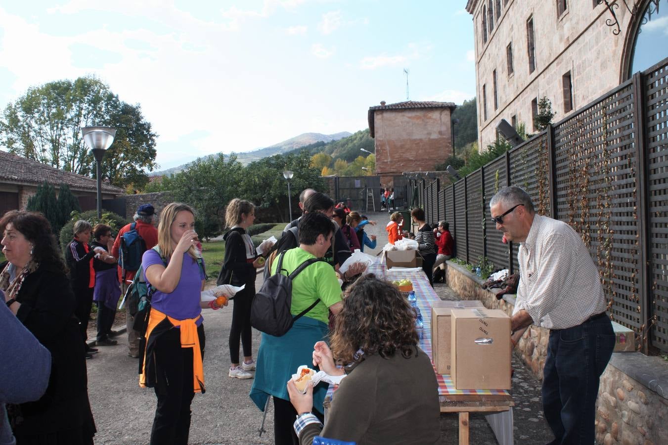 Unas 350 personas participan en la tercera Marcha del Camino del Rey