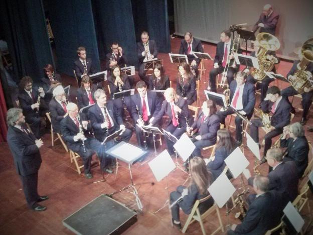 La Banda Municipal de Música de Haro con su director. :: D.M.A.