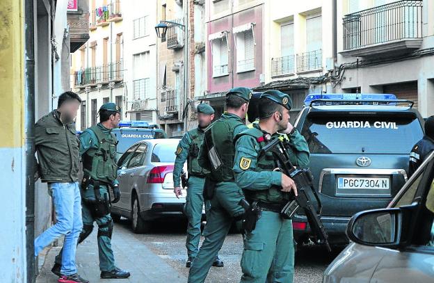 La Guardia Civil detiene, el 22 de octubre del 2016, en su domicilio en la calle El Sol, en el casco antiguo de Calahorra, al supuesto yihadista por hacer proselitismo a favor del Estado Islámico. :: i. álvarez
