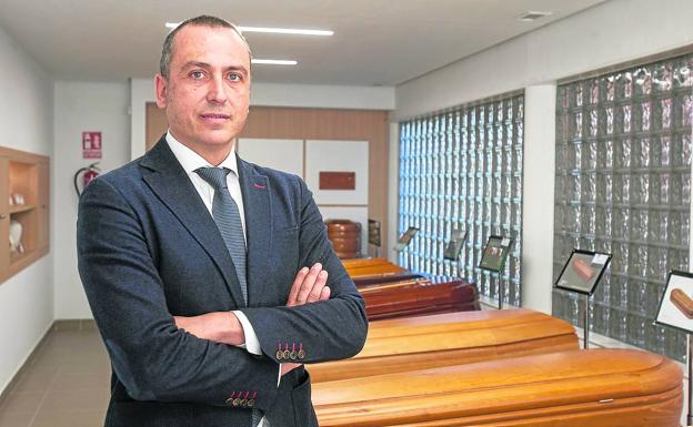 Jerónimo Miguel, del tanatorio Pastrana Mémora, en la muestra de féretros. 