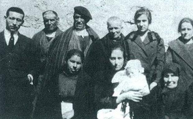 Simón Vicente, a la izquierda, el último pastor protestante dePradejón, con algunos de sus fieles.