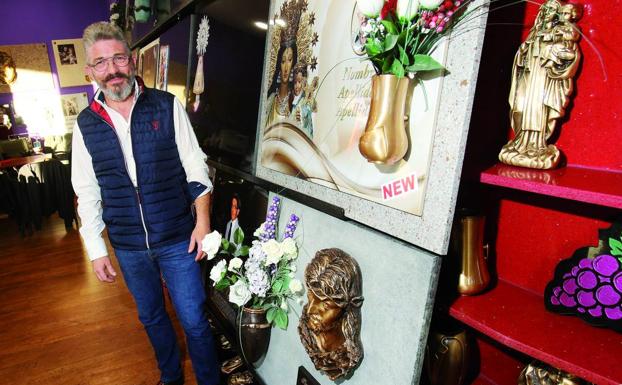 Pedro Felipe Ajamil, de Mármoles René, muestra algunos de los modelos de lápida. 