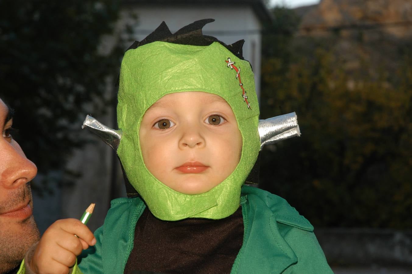 Los niños, también algunos mayores, se disfrazaron este martes en una fiestas organizada por la AMPA de primaria