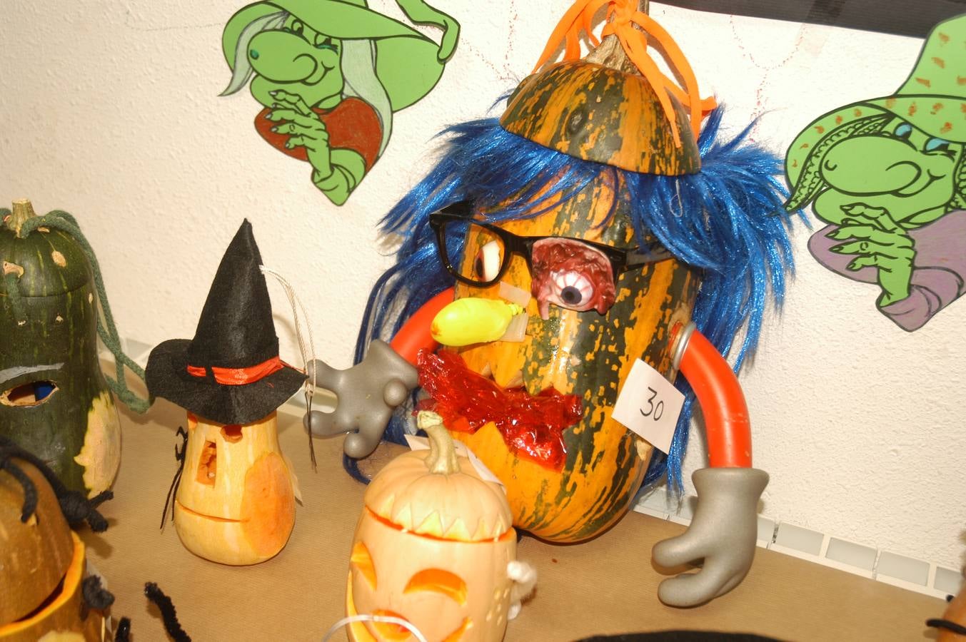 Los niños, también algunos mayores, se disfrazaron este martes en una fiestas organizada por la AMPA de primaria