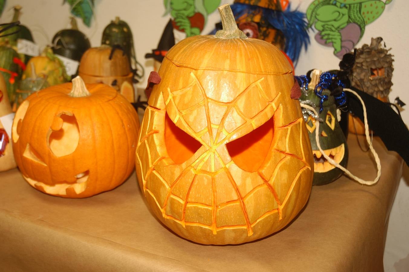 Los niños, también algunos mayores, se disfrazaron este martes en una fiestas organizada por la AMPA de primaria