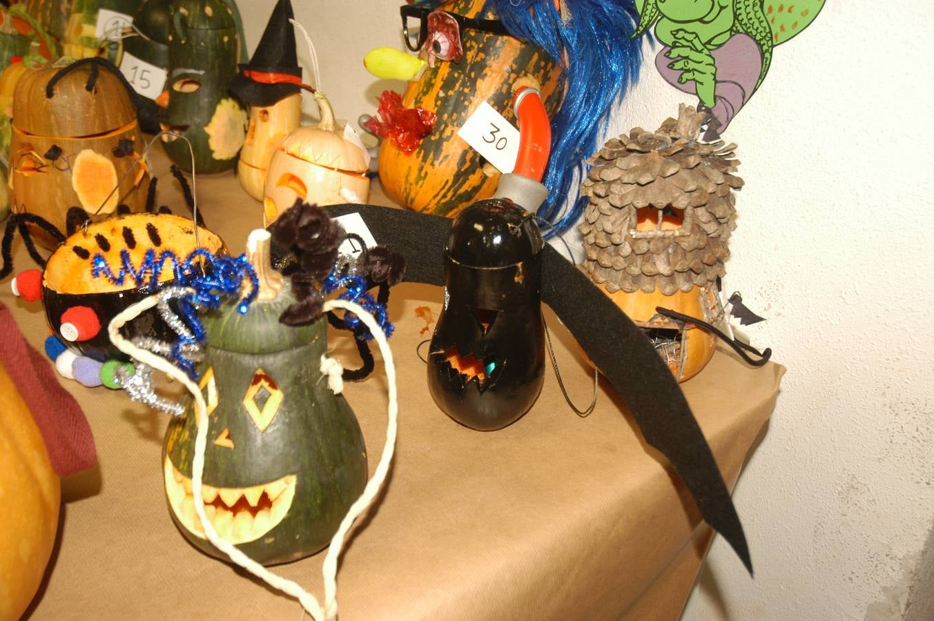 Los niños, también algunos mayores, se disfrazaron este martes en una fiestas organizada por la AMPA de primaria