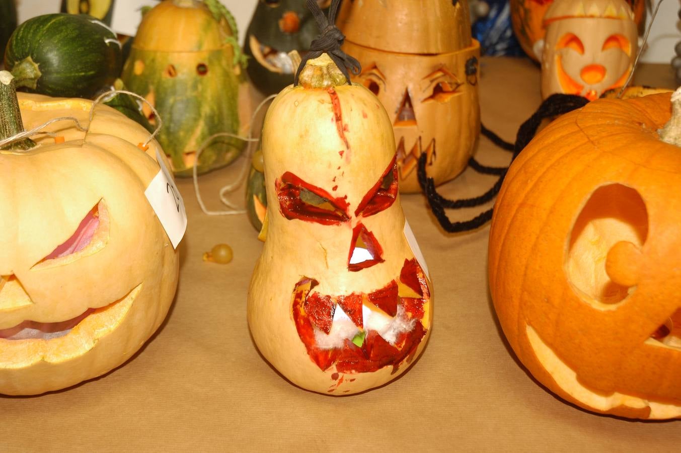 Los niños, también algunos mayores, se disfrazaron este martes en una fiestas organizada por la AMPA de primaria