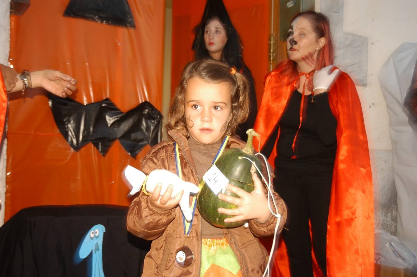 Los niños, también algunos mayores, se disfrazaron este martes en una fiestas organizada por la AMPA de primaria