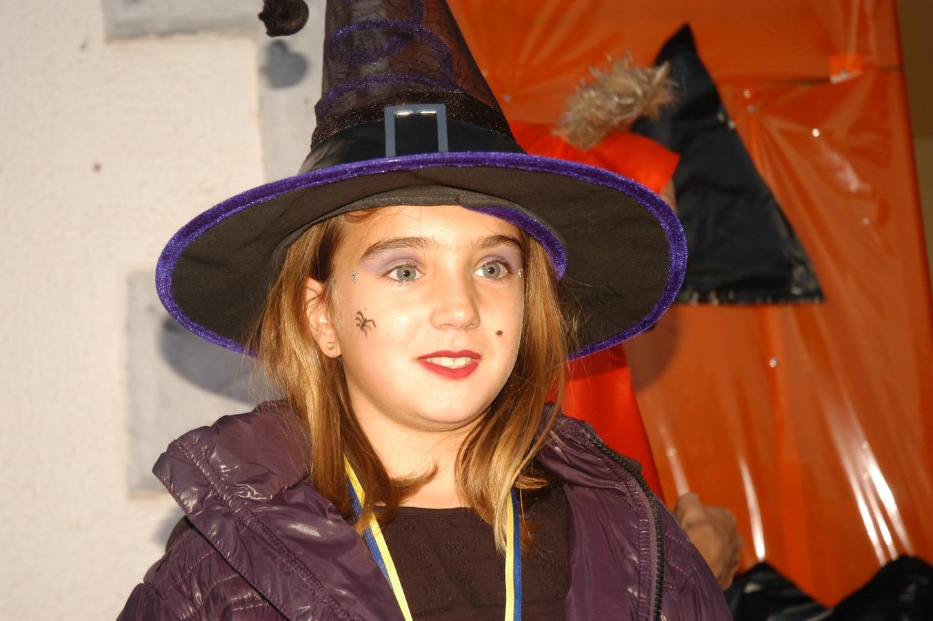 Los niños, también algunos mayores, se disfrazaron este martes en una fiestas organizada por la AMPA de primaria