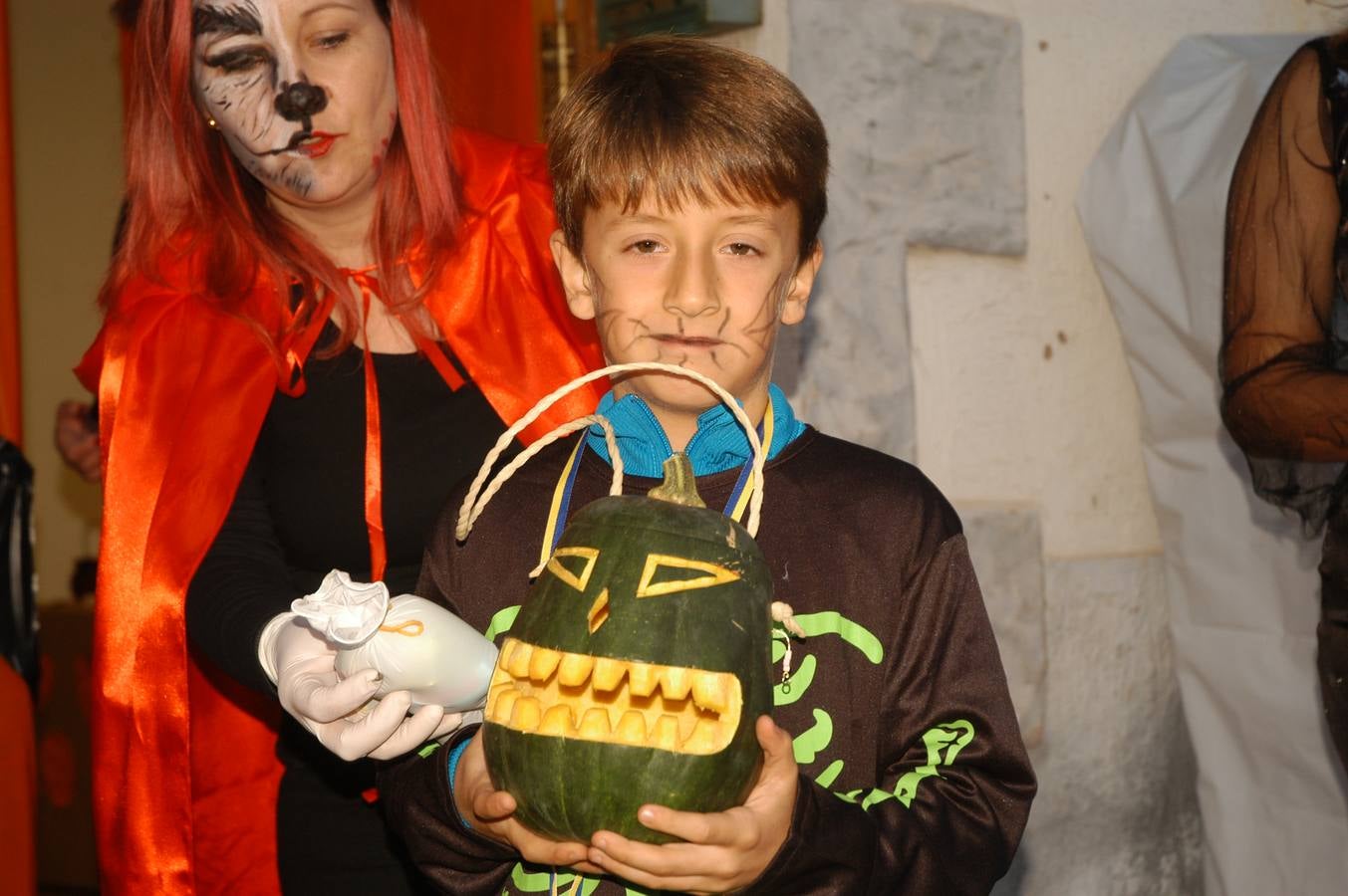 Los niños, también algunos mayores, se disfrazaron este martes en una fiestas organizada por la AMPA de primaria