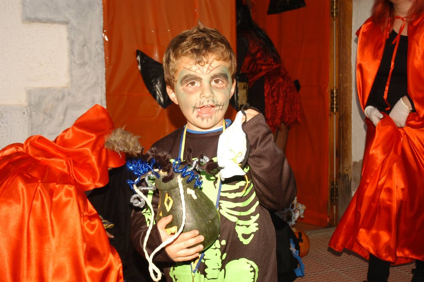 Los niños, también algunos mayores, se disfrazaron este martes en una fiestas organizada por la AMPA de primaria