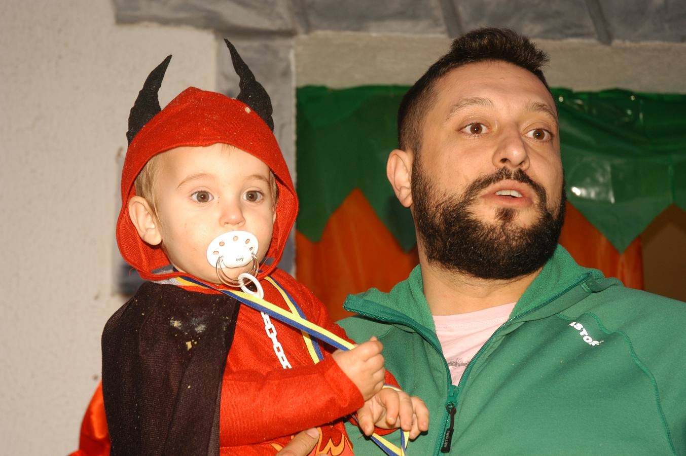 Los niños, también algunos mayores, se disfrazaron este martes en una fiestas organizada por la AMPA de primaria