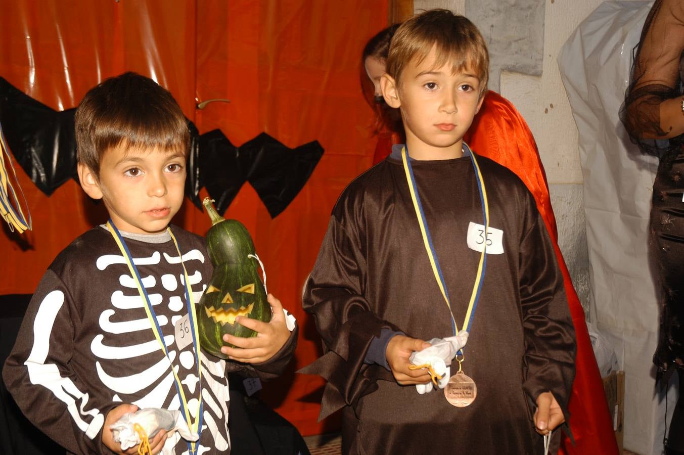 Los niños, también algunos mayores, se disfrazaron este martes en una fiestas organizada por la AMPA de primaria