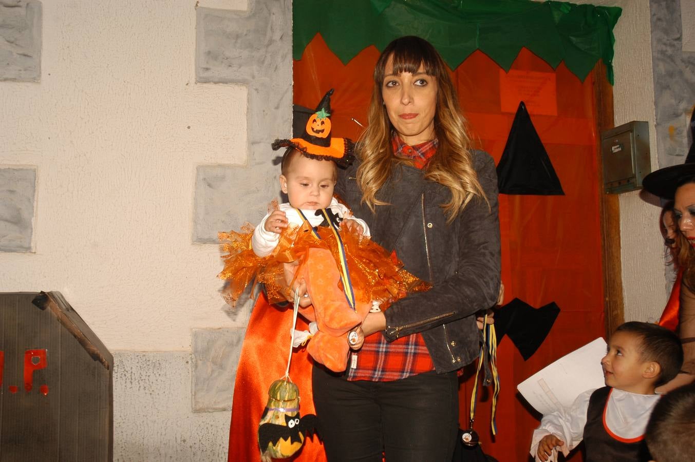 Los niños, también algunos mayores, se disfrazaron este martes en una fiestas organizada por la AMPA de primaria