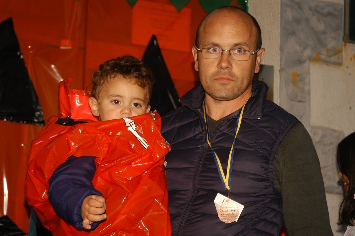 Los niños, también algunos mayores, se disfrazaron este martes en una fiestas organizada por la AMPA de primaria