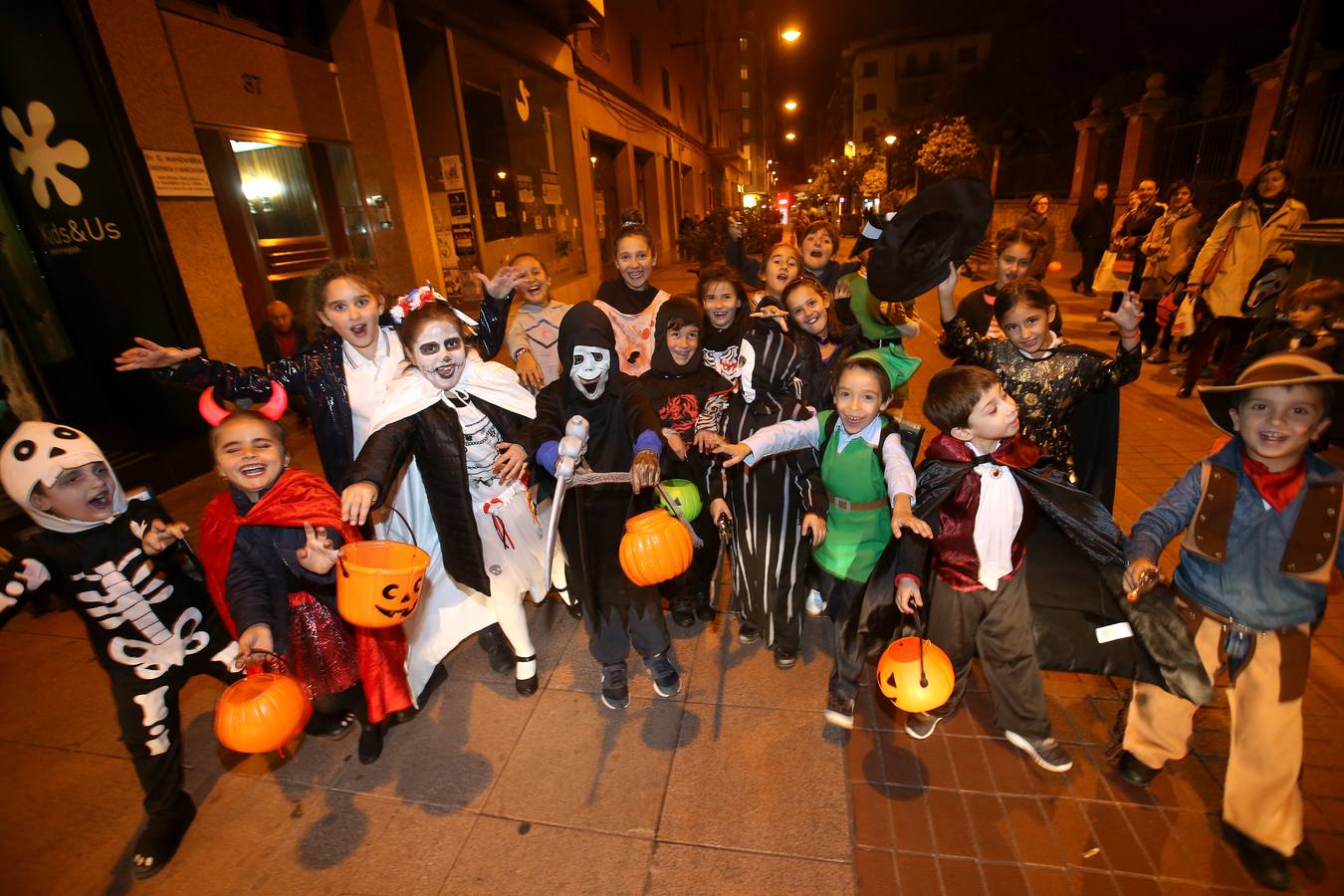 Algunos niños, incluso con toda la familia, mostraron sus disfraces por las calles de la capital riojana