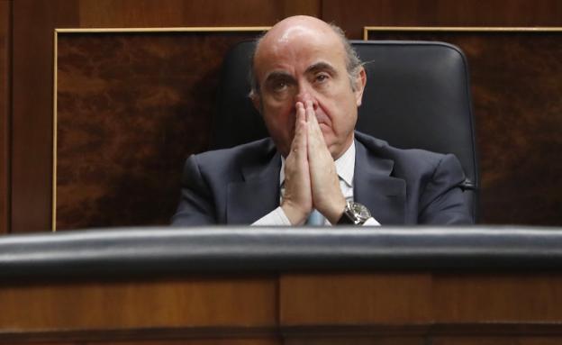 El ministro de Economia, Luis de Guindos, en una sesión del Congreso. :: Javier LizÓN / EFE