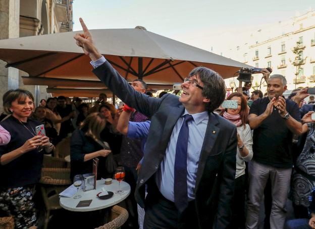 Puigdemont, el sábado en Girona tras comer en un restaurante. :: Rafael Marchante / reuters