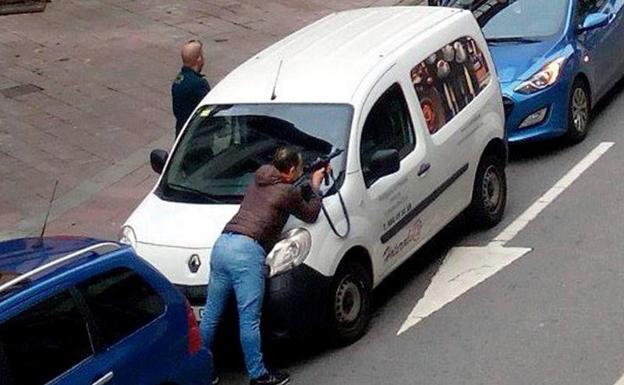 La Guardia Civil mantiene rodeada la sucursal de Liberbank que ha sido atracada esta mañana.