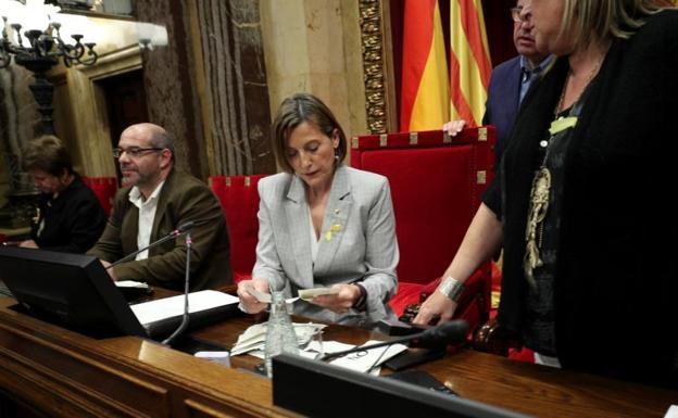 La presidenta del Parlament de Cataluña, Carme Forcadell, cuenta los votos durante la DUI.