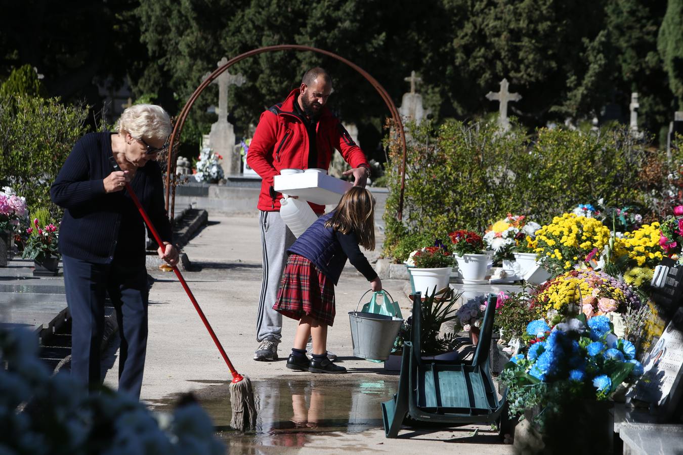 El cementerio de Logroño se prepara para celebrar Todos los Santos