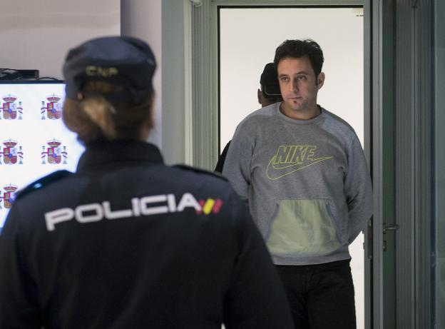 Amine Bouyardane accede al interior de la Audiencia Nacional, en la mañana de ayer, para ser condenado a 4 años de cárcel. :: EFE