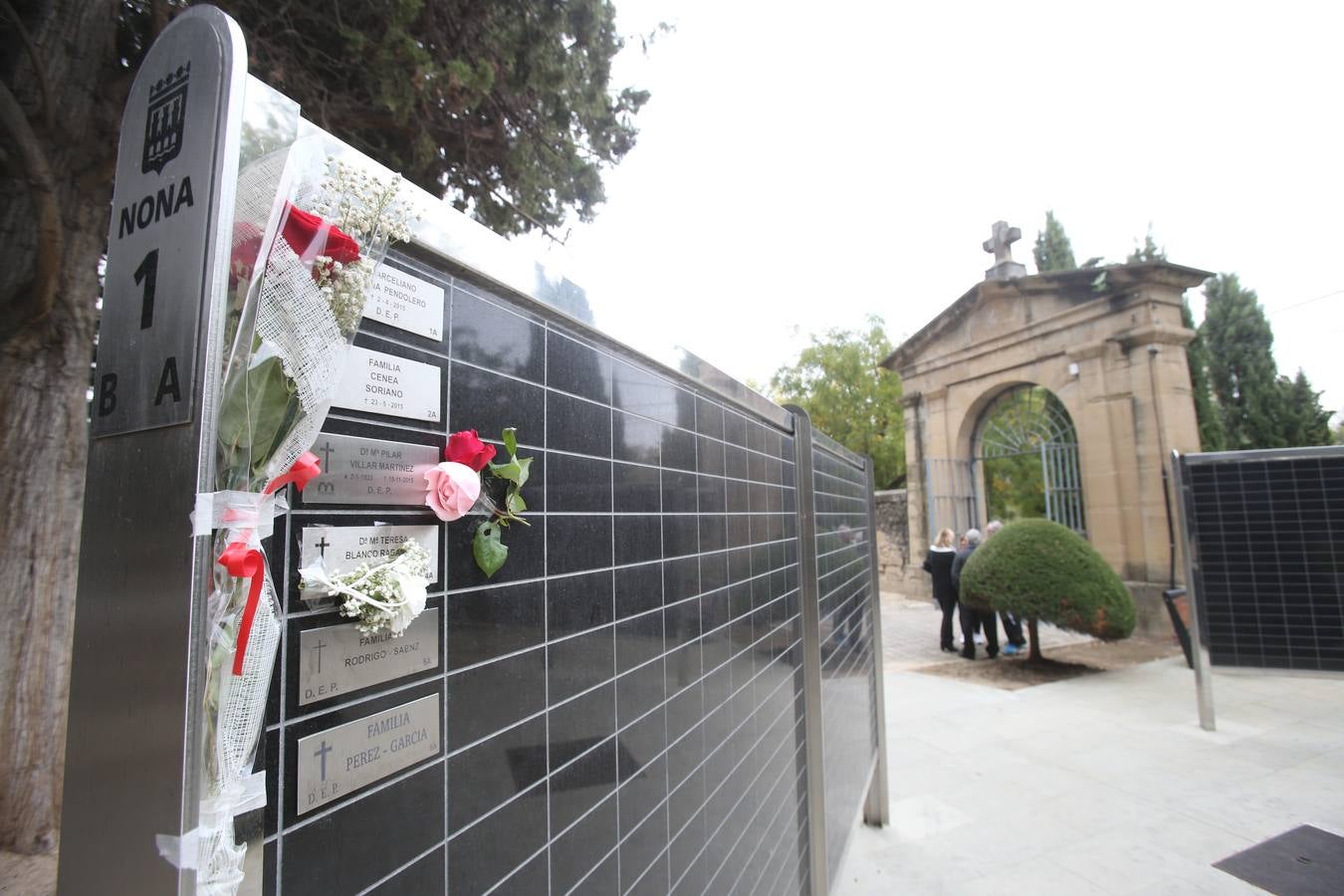 El cementerio de Logroño vivió una poco habitual abundante asistencia en el día de todos los santos 