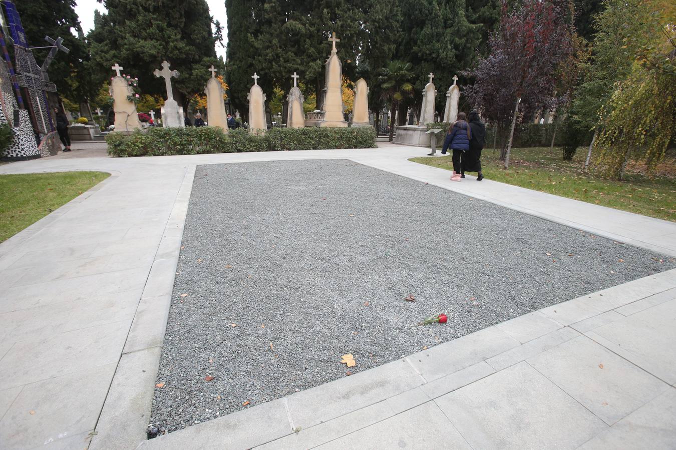 El cementerio de Logroño vivió una poco habitual abundante asistencia en el día de todos los santos 