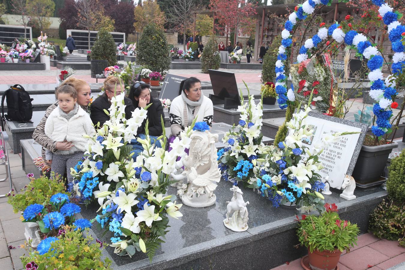 El cementerio de Logroño vivió una poco habitual abundante asistencia en el día de todos los santos 