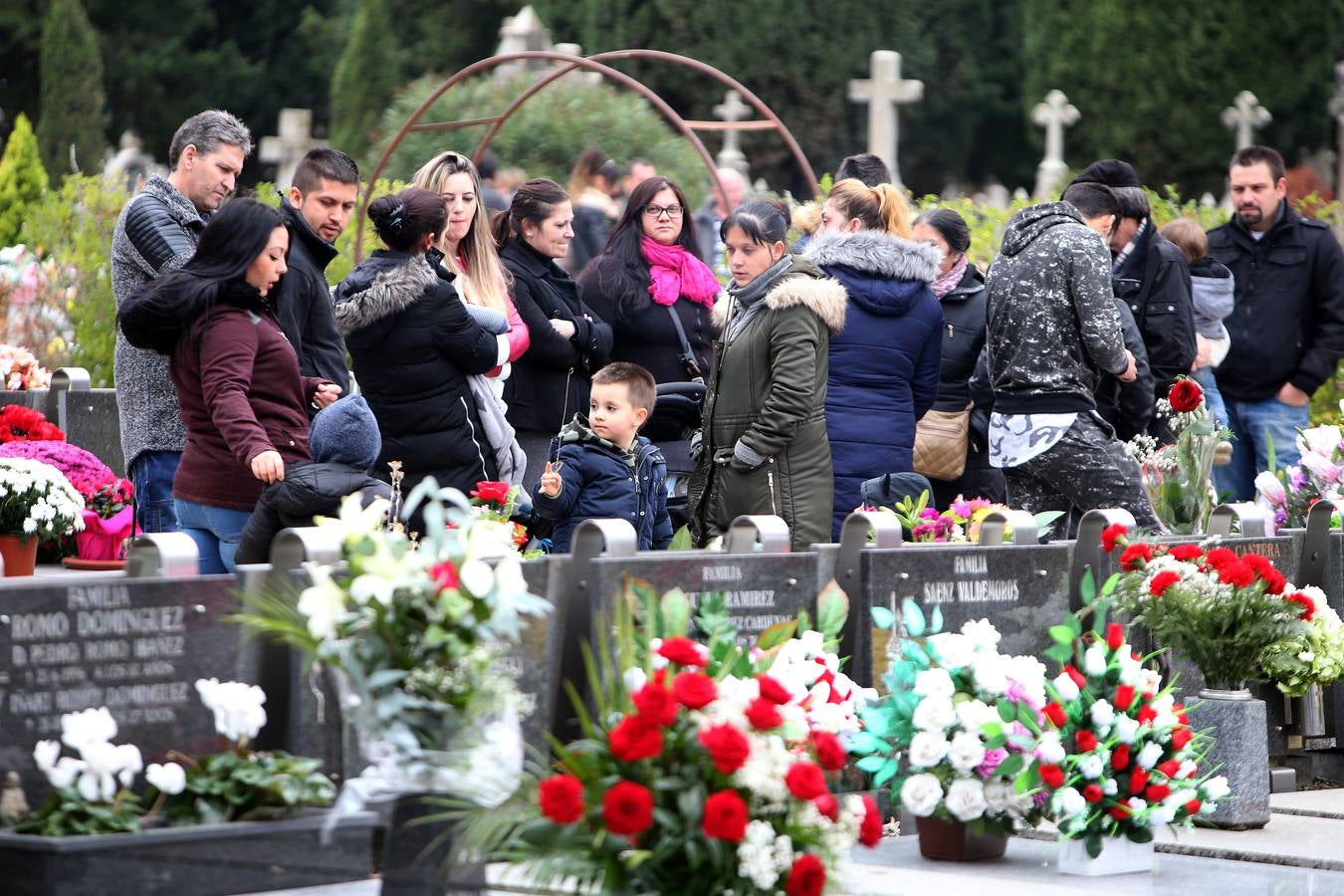 El cementerio de Logroño vivió una poco habitual abundante asistencia en el día de todos los santos 