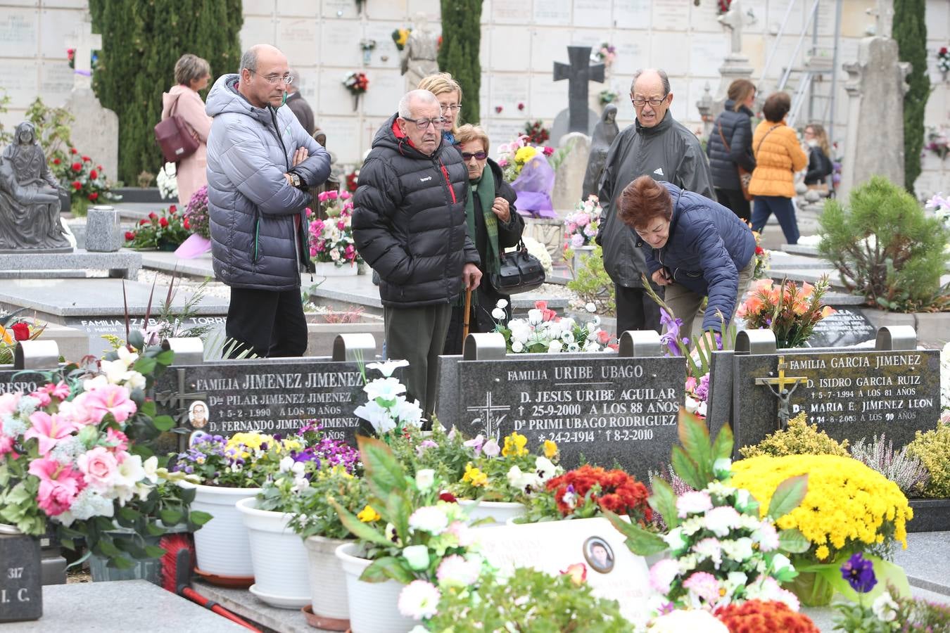 El cementerio de Logroño vivió una poco habitual abundante asistencia en el día de todos los santos 