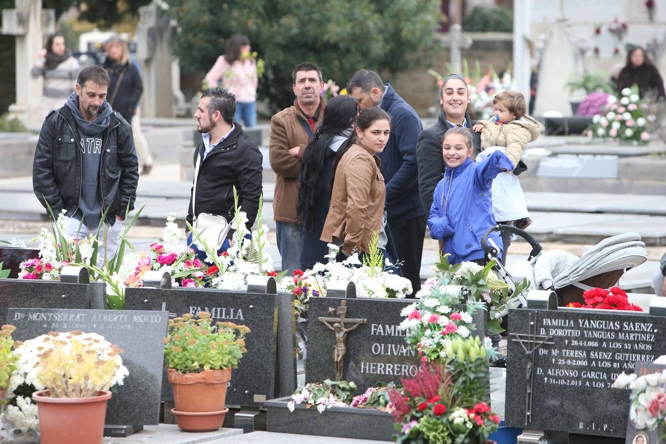 El cementerio de Logroño vivió una poco habitual abundante asistencia en el día de todos los santos 