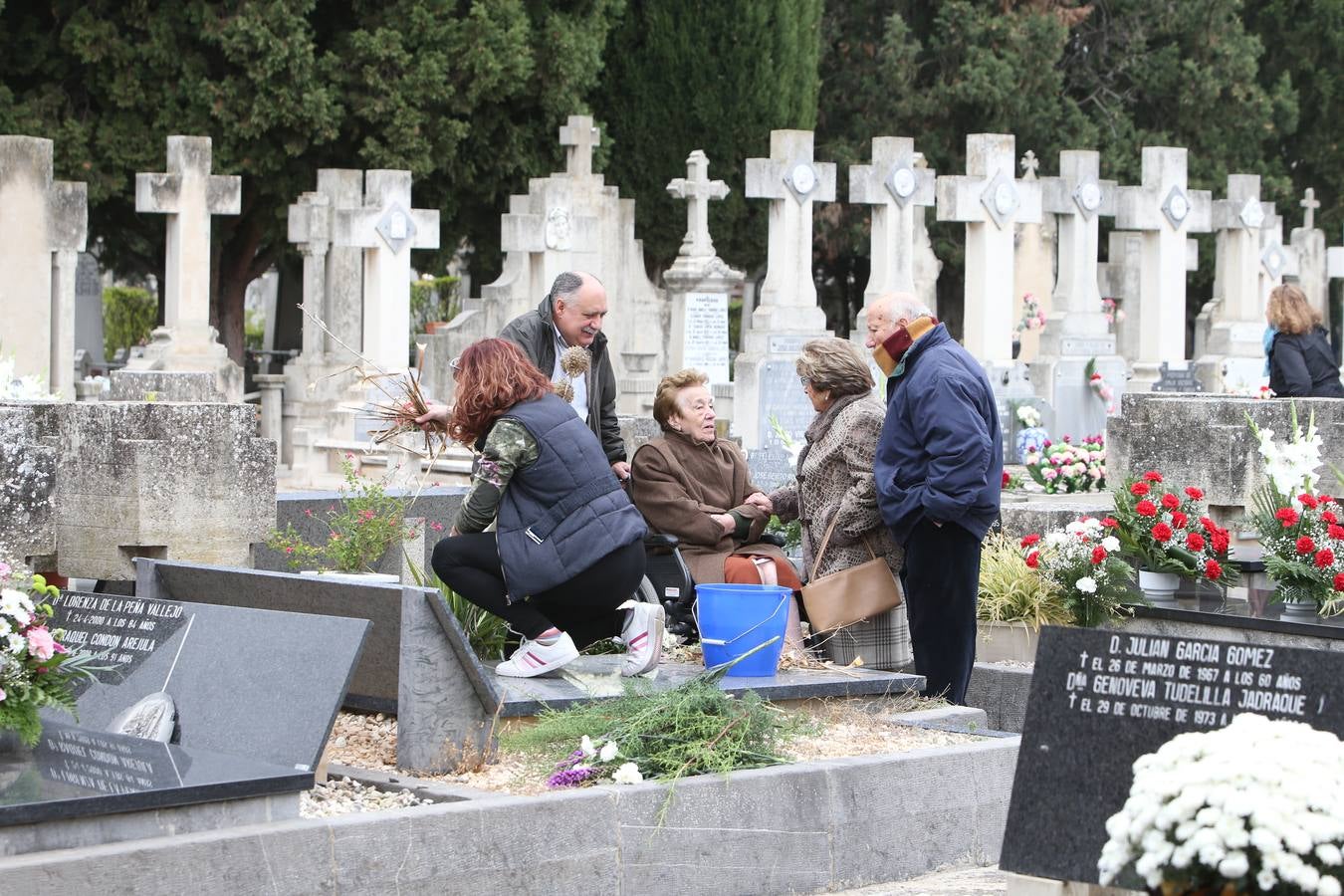 El cementerio de Logroño vivió una poco habitual abundante asistencia en el día de todos los santos 