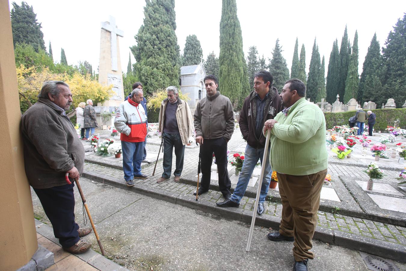 El cementerio de Logroño vivió una poco habitual abundante asistencia en el día de todos los santos 