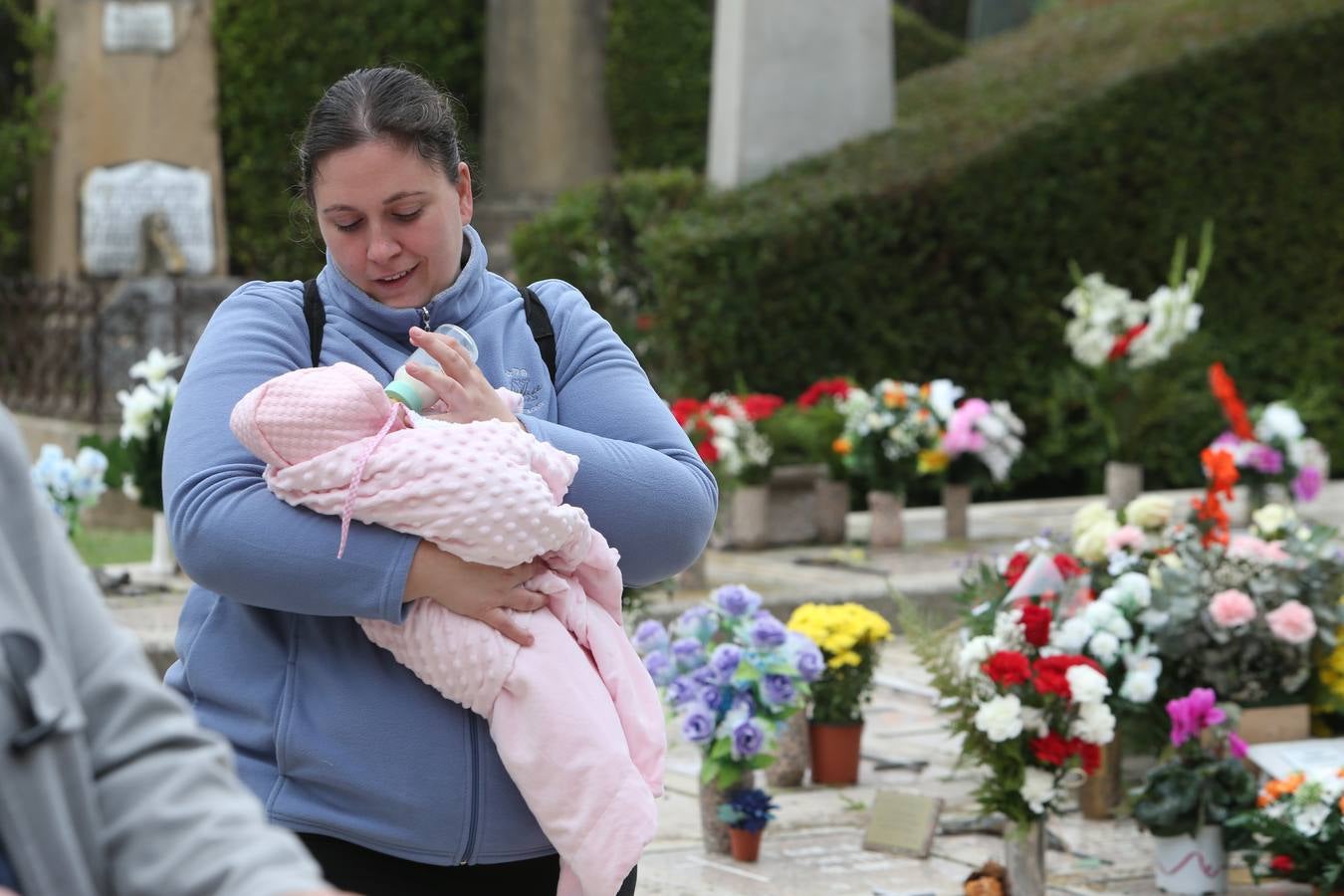 El cementerio de Logroño vivió una poco habitual abundante asistencia en el día de todos los santos 