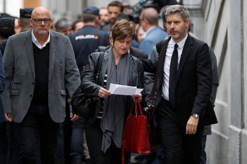 Los ex miembros del Govern Lluis Corominas (l) y Anna Simo a su llegada a la Audiencia Nacional.