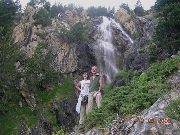 Sofía Twose y su padre posan en una de sus excursiones por la naturaleza. :: sofía twose