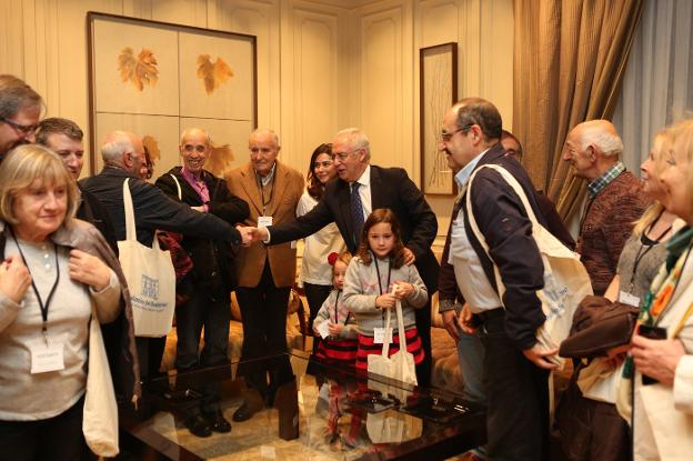Encuentro de José Ignacio Ceniceros con el grupo que ayer estrenó las visitas guiadas por el Palacete. :: Sonia Tercero