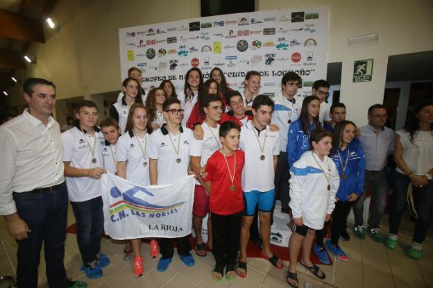 Nadadores del Vic, Las Norias y Logroño en el podio tras la prueba de relevos 8x50. :: juan marín