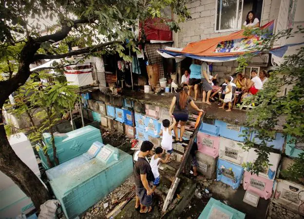 Una de las escenas
familiares que se repiten
en muchos de los
camposantos de Manila.
:: FRANCIS R. MALASIG / NOEL CELIS