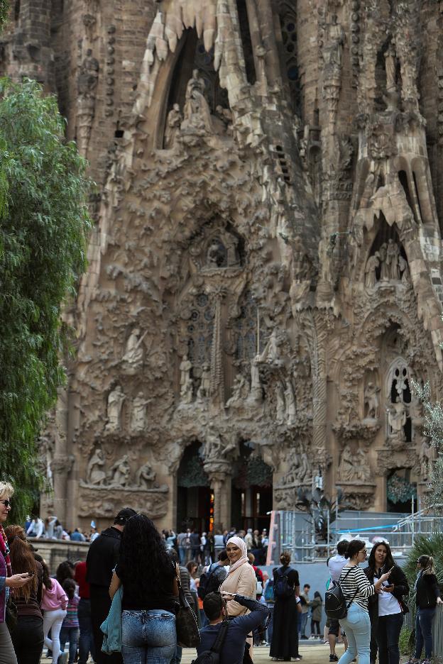 Turistas visitan la Sagrada Familia el pasado miércoles. :: Javier Etxezarreta / efe