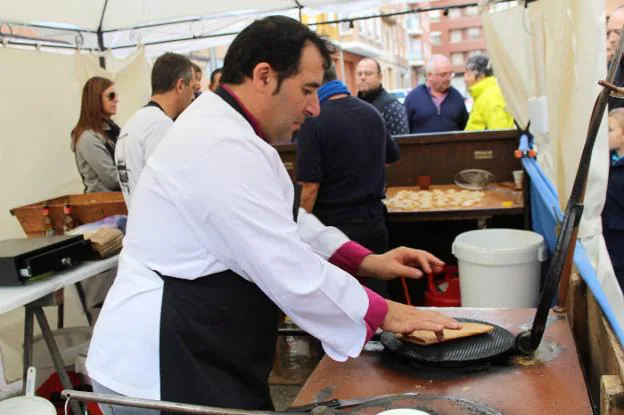 Los puestos vendieron todo tipo de dulces, desde polvorones a buñuelos. :: 